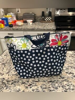 thirty-one Navy Floral insulated lunch bag with exterior pocket